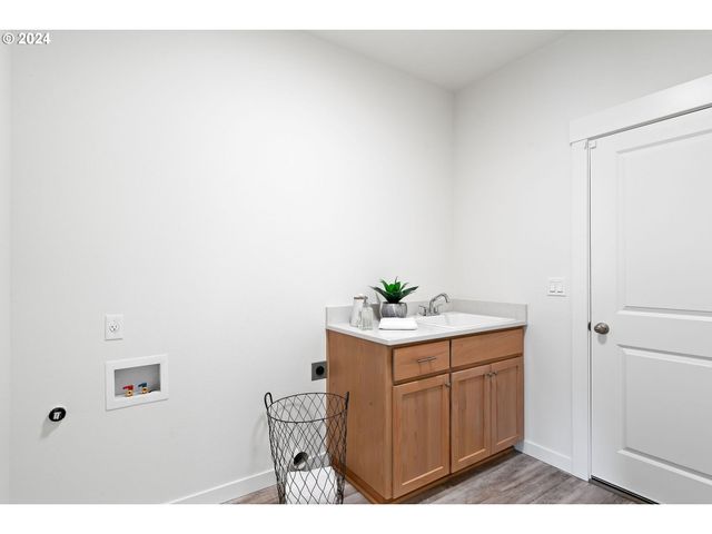 9344 GLORY Ct, Salem, OR 97305