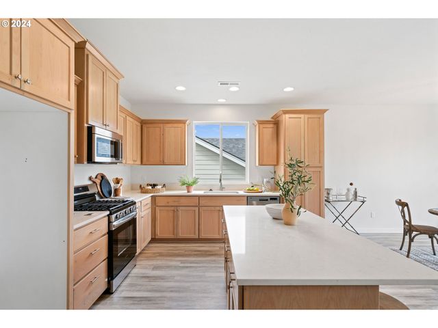 9344 GLORY Ct, Salem, OR 97305