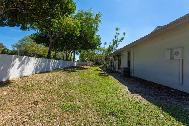 6670 Canary Palm Circle, Boca Raton, FL 33433