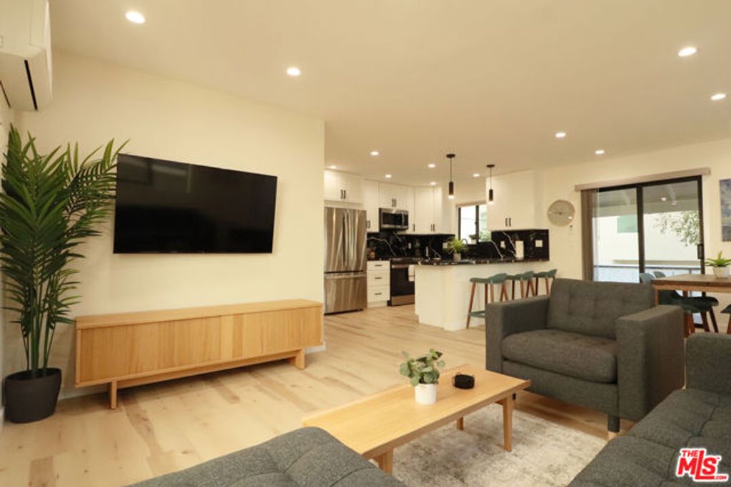 918 N San Vicente Boulevard D, West Hollywood, CA 90069