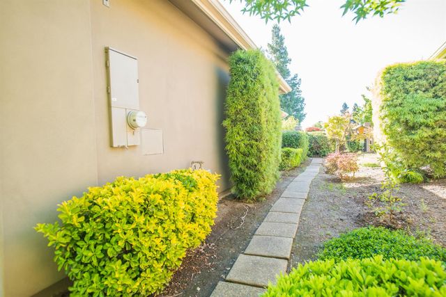 9512 Golf Course Ln, Elk Grove, CA 95758