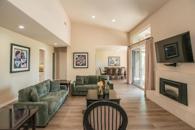 9512 Golf Course Ln, Elk Grove, CA 95758