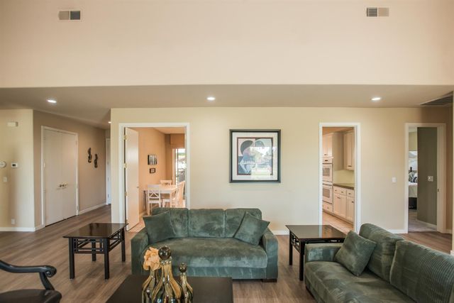 9512 Golf Course Ln, Elk Grove, CA 95758