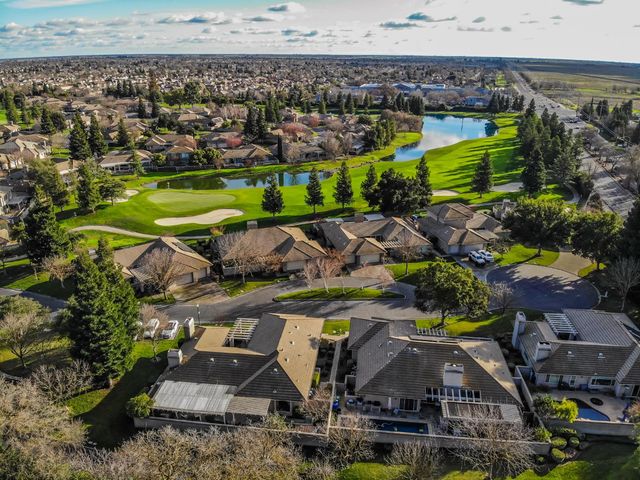 9512 Golf Course Ln, Elk Grove, CA 95758