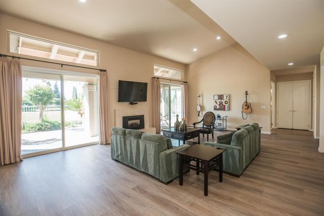 9512 Golf Course Ln, Elk Grove, CA 95758