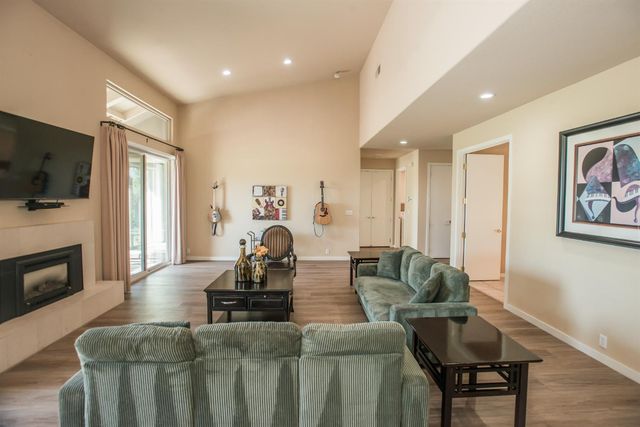 9512 Golf Course Ln, Elk Grove, CA 95758