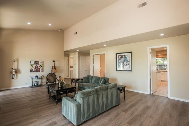 9512 Golf Course Ln, Elk Grove, CA 95758