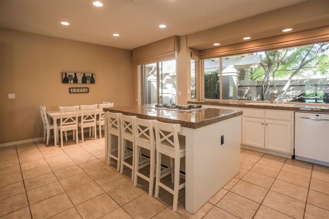 9512 Golf Course Ln, Elk Grove, CA 95758