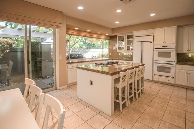9512 Golf Course Ln, Elk Grove, CA 95758