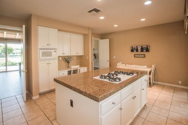 9512 Golf Course Ln, Elk Grove, CA 95758