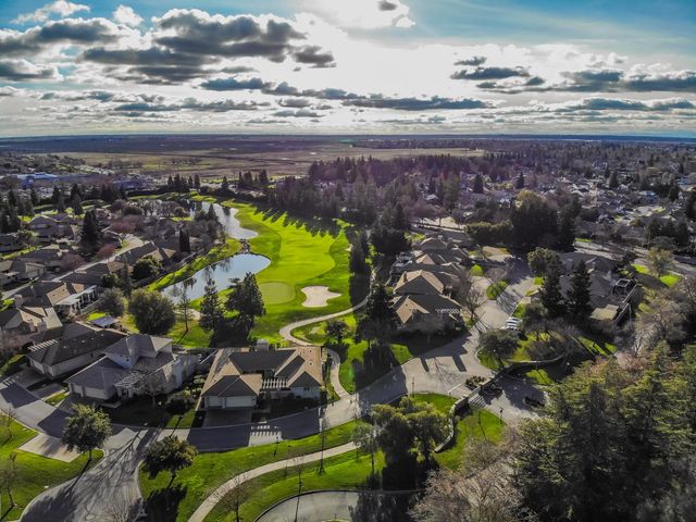 9512 Golf Course Ln, Elk Grove, CA 95758