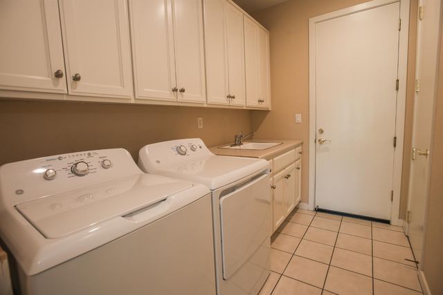 9512 Golf Course Ln, Elk Grove, CA 95758