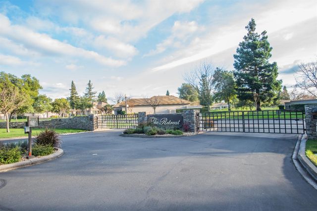 9512 Golf Course Ln, Elk Grove, CA 95758