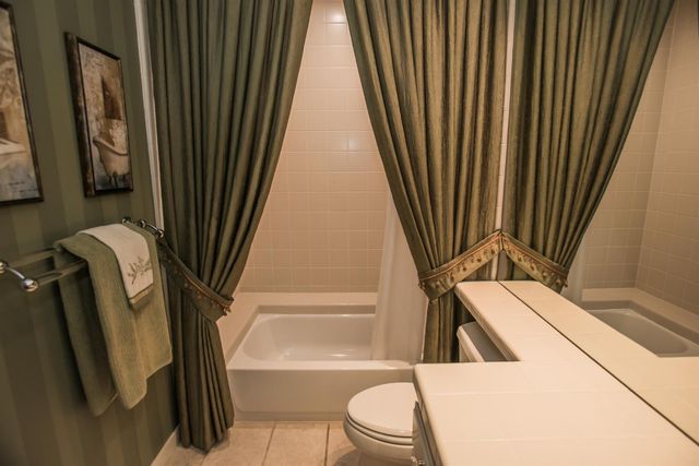 9512 Golf Course Ln, Elk Grove, CA 95758