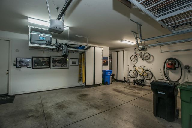 9512 Golf Course Ln, Elk Grove, CA 95758