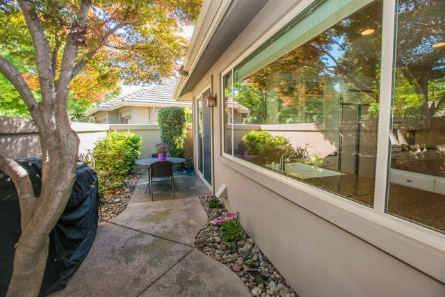 9512 Golf Course Ln, Elk Grove, CA 95758