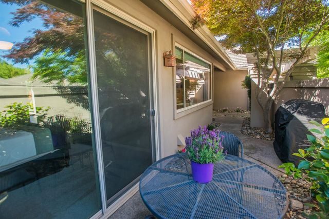 9512 Golf Course Ln, Elk Grove, CA 95758