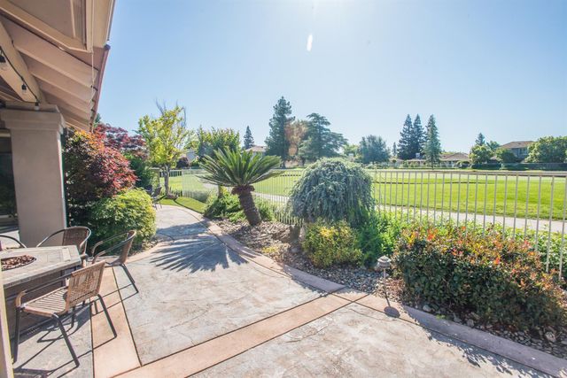 9512 Golf Course Ln, Elk Grove, CA 95758