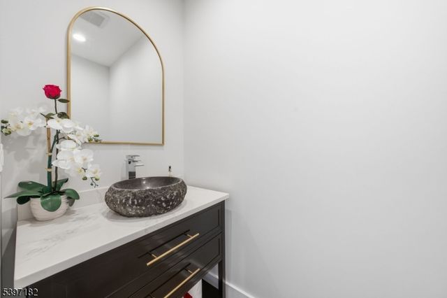 14 Country Ln, Hardyston Twp., NJ 07419