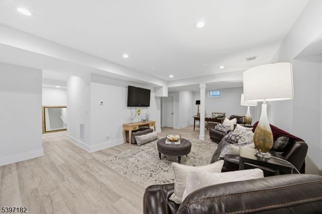 14 Country Ln, Hardyston Twp., NJ 07419