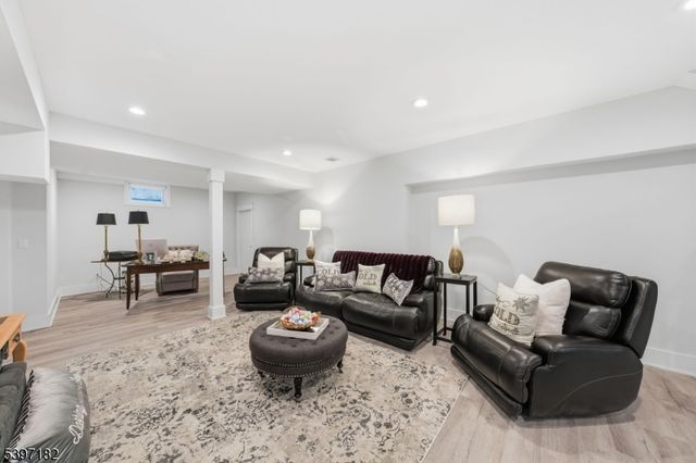 14 Country Ln, Hardyston Twp., NJ 07419