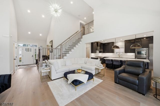 14 Country Ln, Hardyston Twp., NJ 07419