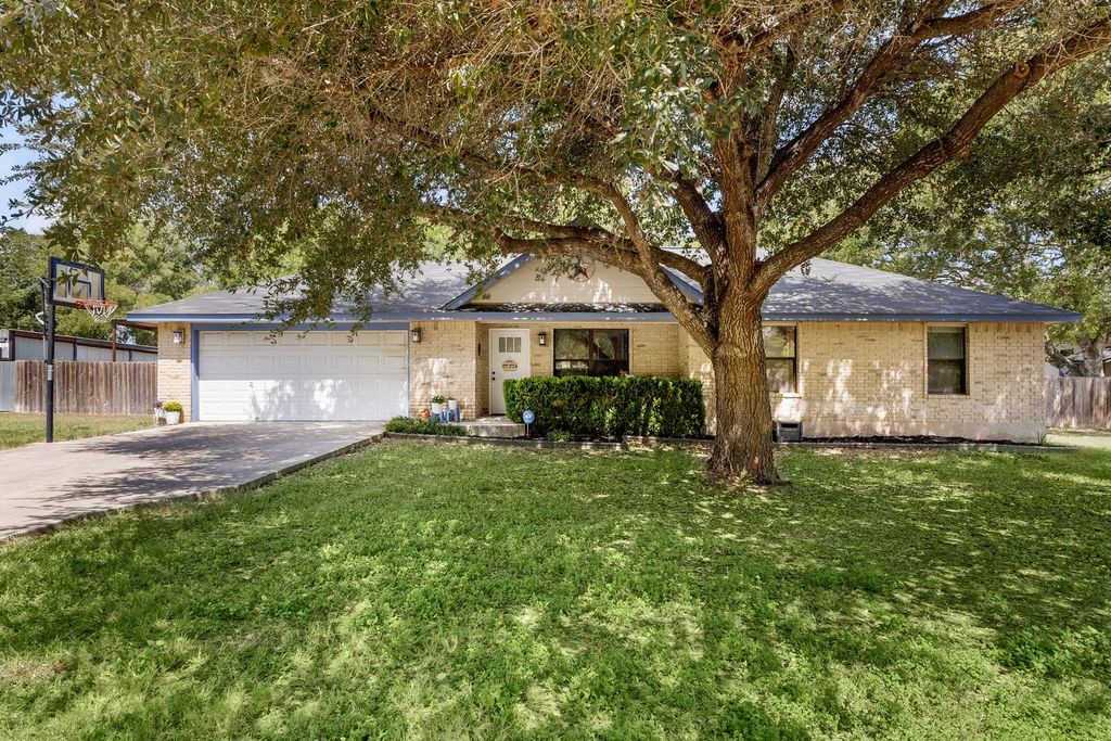 195 Lakeside DR, Seguin, TX 78155