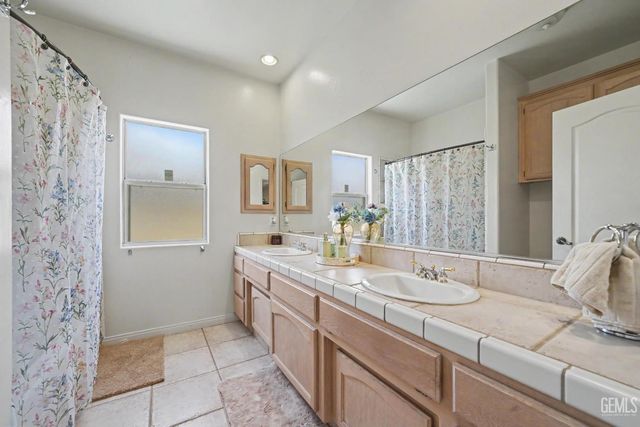 8116 Rockhampton Drive, Bakersfield, CA 93313