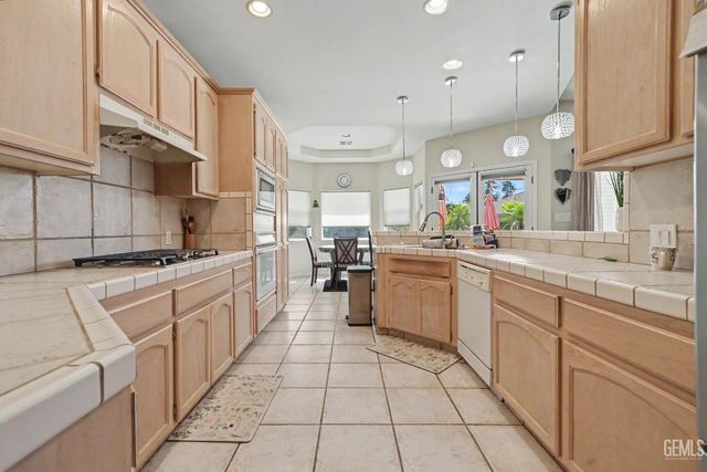 8116 Rockhampton Drive, Bakersfield, CA 93313