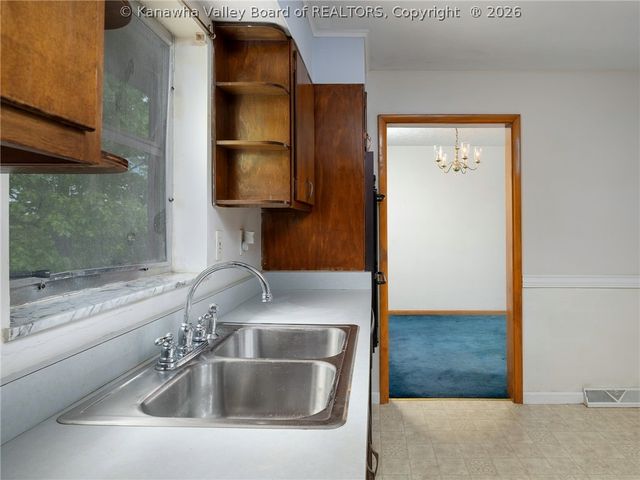 935 S Walnut Street, St Albans, WV 25177