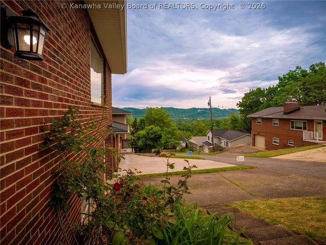 935 S Walnut Street, St Albans, WV 25177