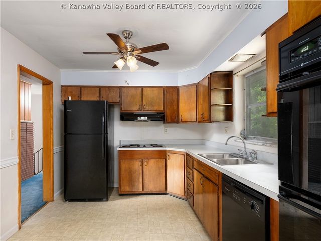 935 S Walnut Street, St Albans, WV 25177