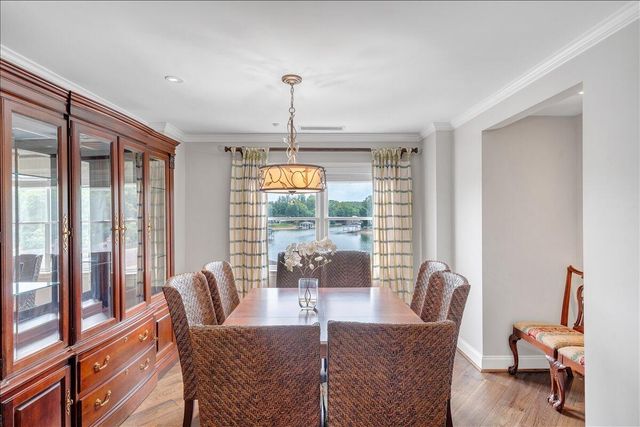 100 Bridgewater Pointe PL 303, Moneta, VA 24121