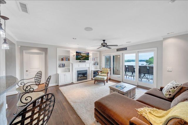 100 Bridgewater Pointe PL 303, Moneta, VA 24121