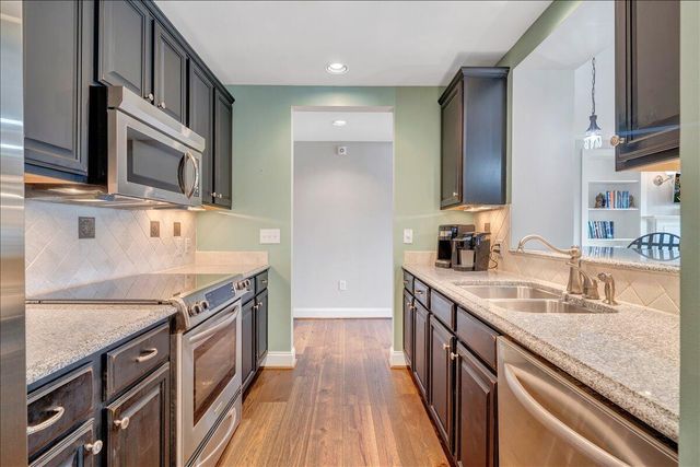 100 Bridgewater Pointe PL 303, Moneta, VA 24121