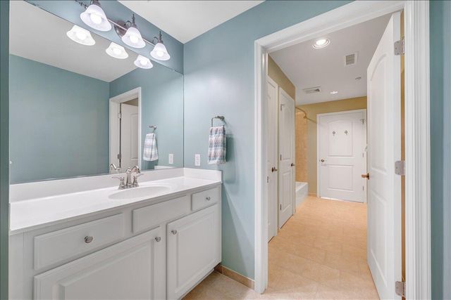 100 Bridgewater Pointe PL 303, Moneta, VA 24121