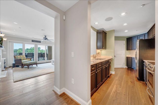 100 Bridgewater Pointe PL 303, Moneta, VA 24121