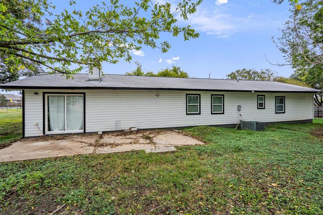 1520 Avenue C N, Elgin, TX 78621