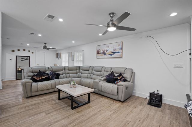 1520 Avenue C N, Elgin, TX 78621