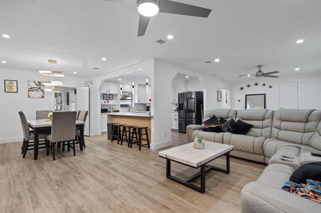 1520 Avenue C N, Elgin, TX 78621