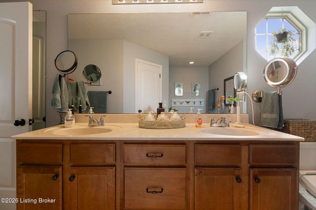 11509 Creek Brook Dr, Louisville, KY 40229