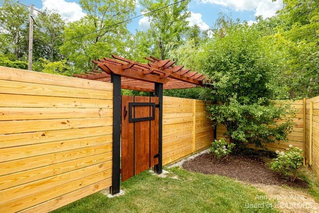 2 Maple Village Ct., Ann Arbor, MI 48103
