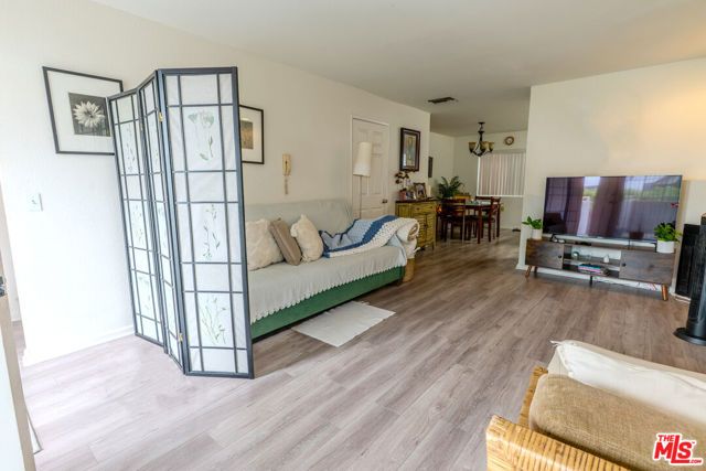 6501 Woodley Avenue, Van Nuys (los Angeles), CA 91406