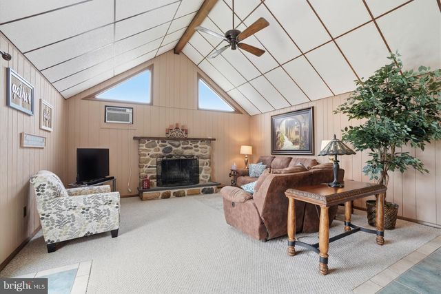 55 CANOEBIRCH RD, Levittown, PA 19057