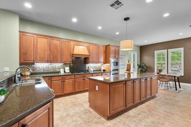 2442 Pepper Tree Ln, Manteca, CA 95336