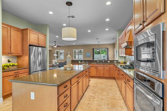 2442 Pepper Tree Ln, Manteca, CA 95336