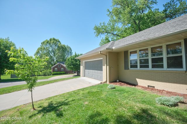 608 Sycamore Lane, Pittsburg, KS 66762