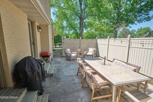 608 Sycamore Lane, Pittsburg, KS 66762