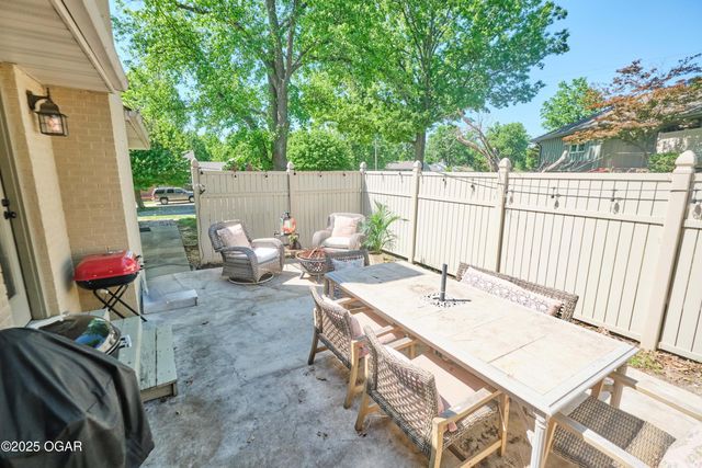 608 Sycamore Lane, Pittsburg, KS 66762