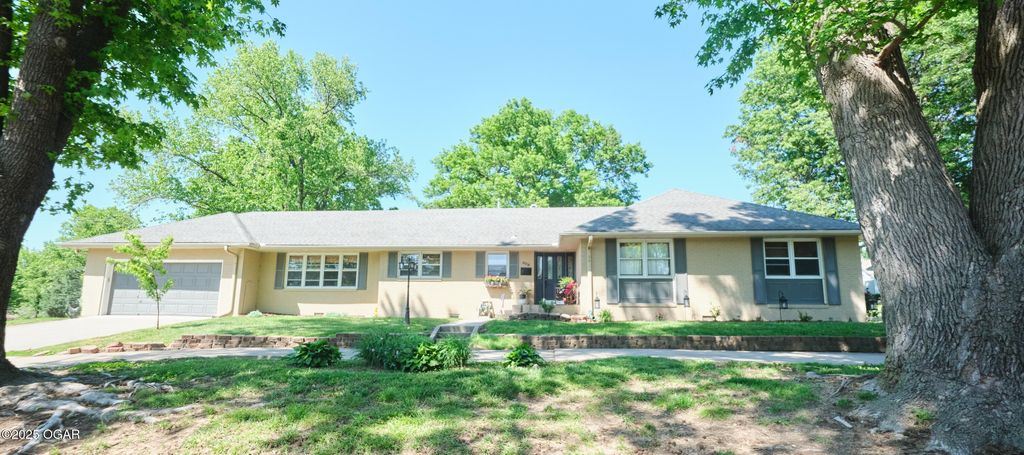 608 Sycamore Lane, Pittsburg, KS 66762